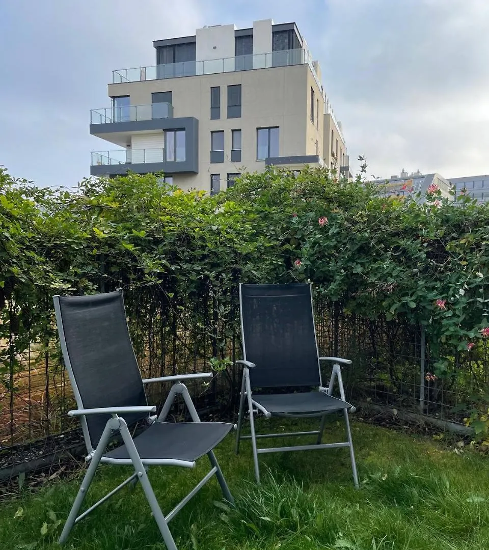Serene & Private Garden Oasis براغ شقة